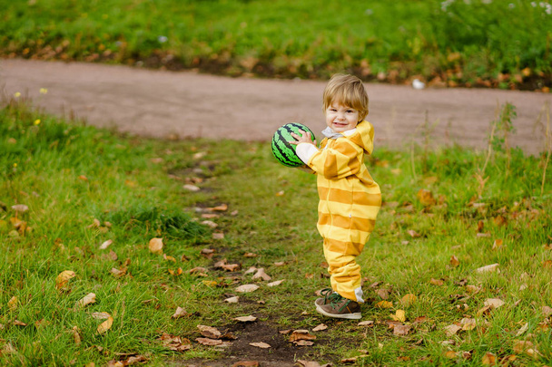 Happybaby fiú nevetve, és játszik a zöld labdát a parkban - Fotó, kép