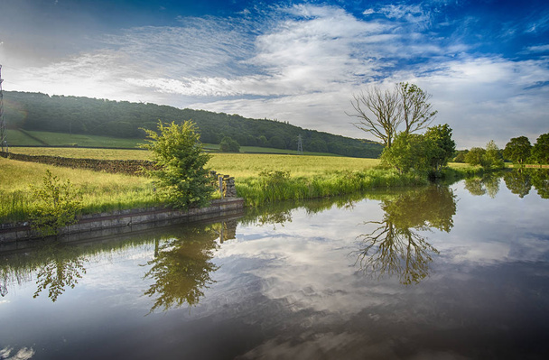 Vista de um canal britânico em ambiente rural
 - Foto, Imagem