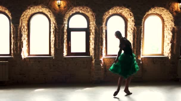 Χαριτωμένη μπαλαρίνα χορεύει κλασικό χορό μπαλέτο. - Πλάνα, βίντεο
