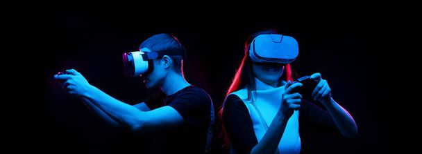 Пара з гарнітурою віртуальної реальності грають у гру
. - Фото, зображення