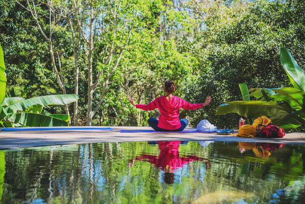 Outdoor ontspanning, Yoga oefeningen, Jonge aantrekkelijke vrouw die yoga beoefent. - Foto, afbeelding