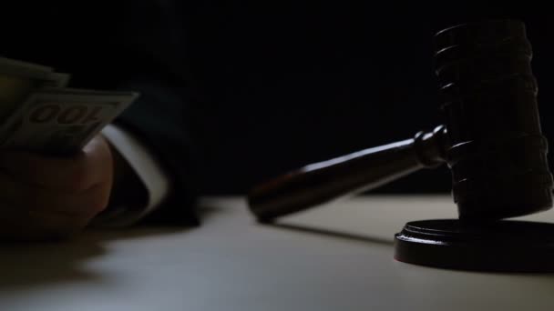 Korruptoitunut tuomari laskee lahjuksia pimeässä oikeussalissa, korruptio tuomioistuimissa
 - Materiaali, video