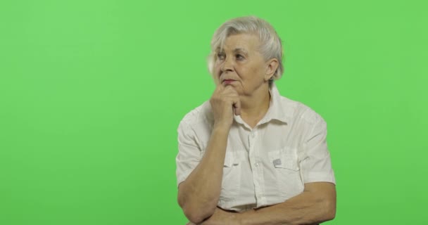 , denkt sich eine ältere Frau. alte nachdenkliche Großmutter. Chroma-Schlüssel - Filmmaterial, Video
