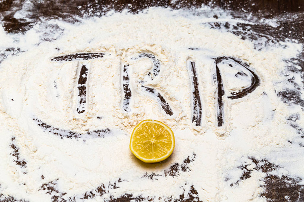 idea inscripción texto viaje harina diseño culinaria limón medio cítricos
 - Foto, Imagen