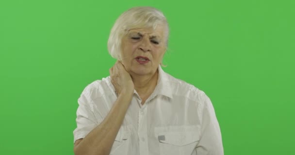 eine ältere Frau, die Nackenschmerzen hat. alte Großmutter. Chroma-Schlüssel - Filmmaterial, Video