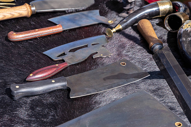 топор острый нож для приготовления пищи набор инструментов повар черный фон
 - Фото, изображение