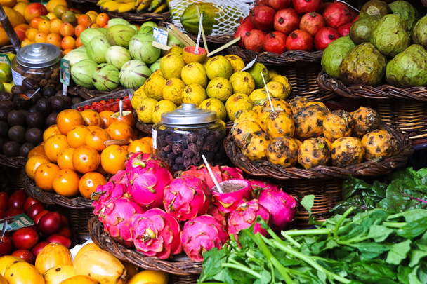 Various colorful tropical fruits in Madeira marketplace - Foto, afbeelding