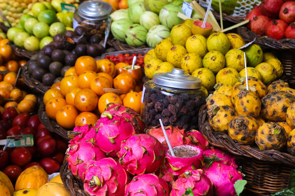 Coloridas frutas tropicales en el mercado de Funchail Madeira
 - Foto, Imagen