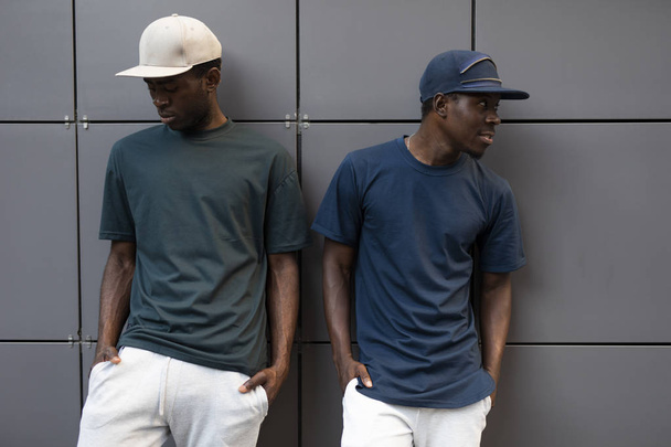 Africanos hombres modelos posando en camisetas
 - Foto, imagen