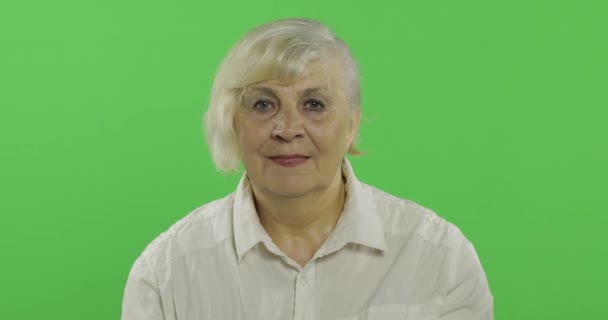 Eine fröhliche ältere Dame lächelt. alte glückliche Großmutter. Chroma-Schlüssel - Filmmaterial, Video