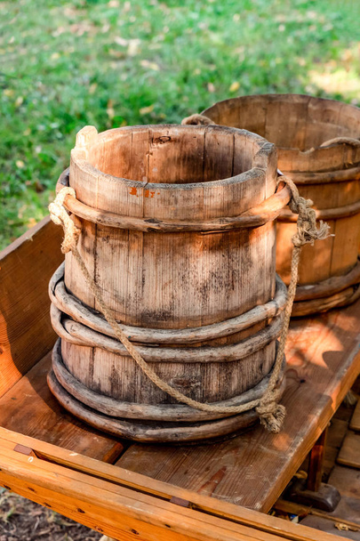 secchio in legno vecchio tempo primopiano rustico contenitore acqua fondo
 - Foto, immagini