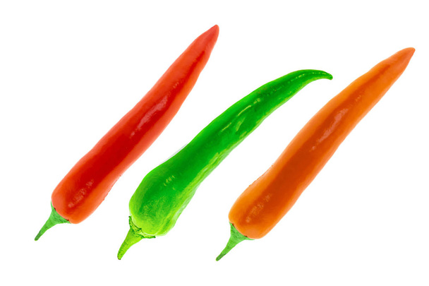 πικάντικο ζευγάρι τσίλι πιπέρι κόκκινο κάψουλες πράσινο απομονωμένο λευκό φόντο - Φωτογραφία, εικόνα