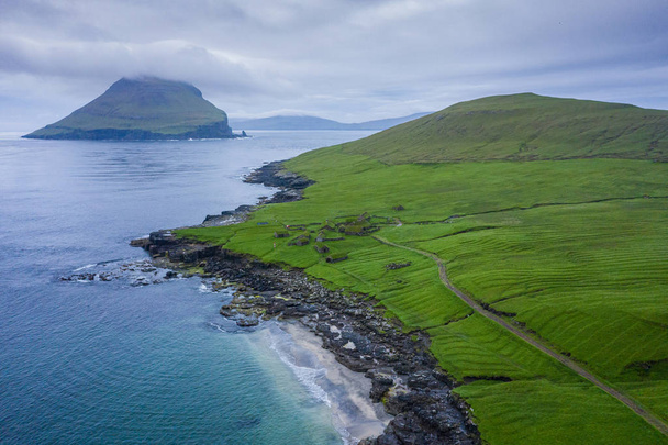 Vista aérea da ilha Koltur nas Ilhas Faroé, Atlântico Norte Oc.
 - Foto, Imagem