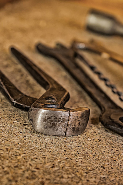 juego de herramientas de construcción pinzas de hierro, llave inglesa y taladro largo
 - Foto, imagen