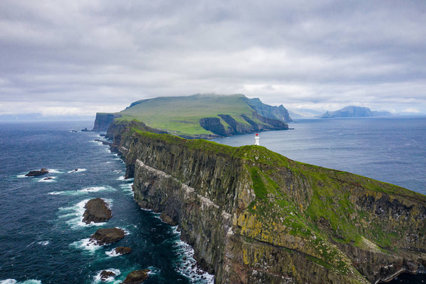 Vista aérea da ilha de Mykines nas Ilhas Faroé, Atlântico Norte O
 - Foto, Imagem