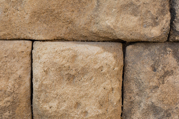 patroon wordt gestapeld van een oude stenen blokken solide verweerde Fort muur - Foto, afbeelding