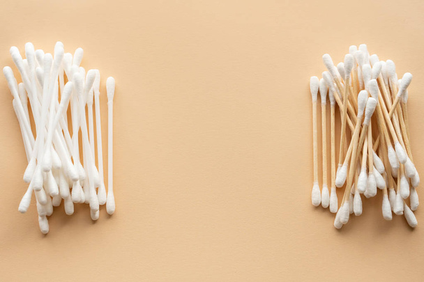 brotes de bambú y algodón de plástico sobre fondo beige. alte de plástico
 - Foto, Imagen