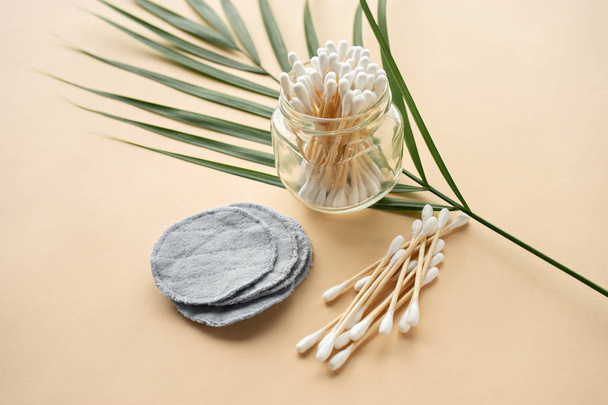 bambusowe pąki bawełniane i poduszki na beżowym tle. Plasti - Zdjęcie, obraz