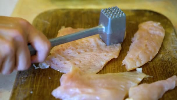 Primer plano de la mujer haciendo schnitzels de pollo usando martillo de cocina
 - Metraje, vídeo