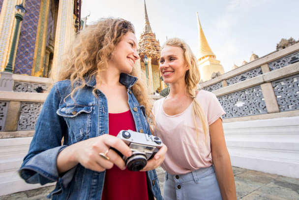 Tourists exploring Bangkok, Thailand - Foto, imagen