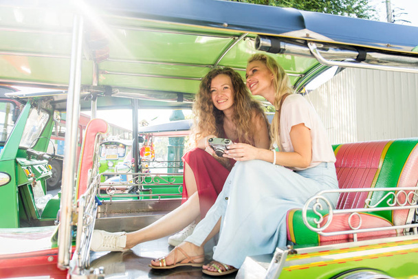 Turistas explorando Bangkok, Tailandia
 - Foto, Imagen