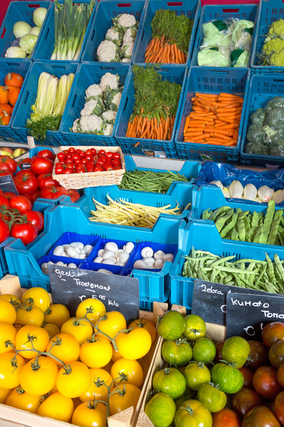 Hortalizas en el supermercado verde
 - Foto, imagen