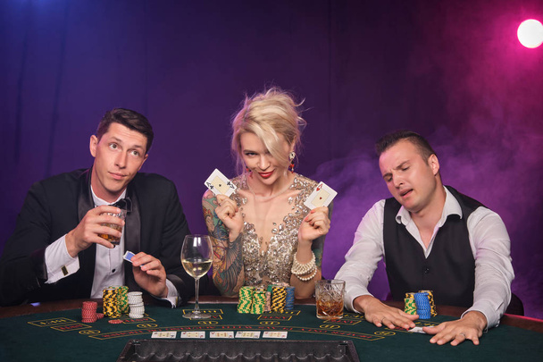 Група молодих заможних друзів грають в покер в казино
. - Фото, зображення