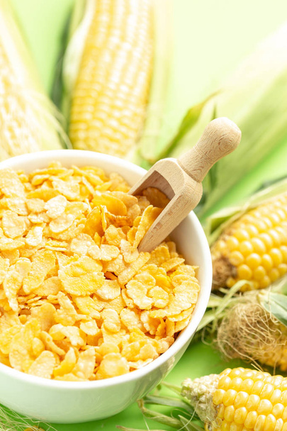 Flocos de milho e espigas de milho, apresentação de conceito de comida saudável
 - Foto, Imagem
