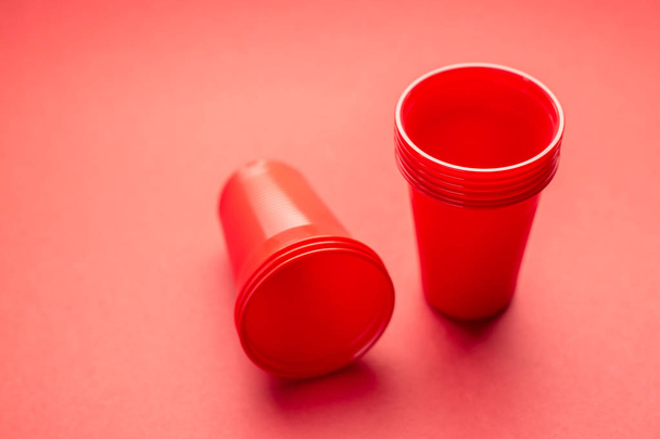 Muchos vasos de plástico rojo sobre un fondo rojo
 - Foto, imagen