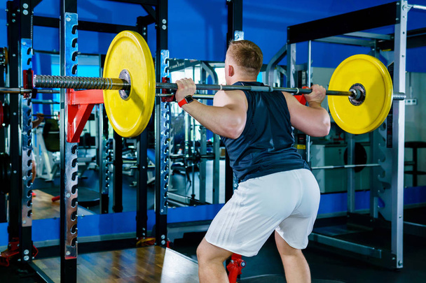 athlète effectue des squats d'haltères dans la salle de gym
 - Photo, image