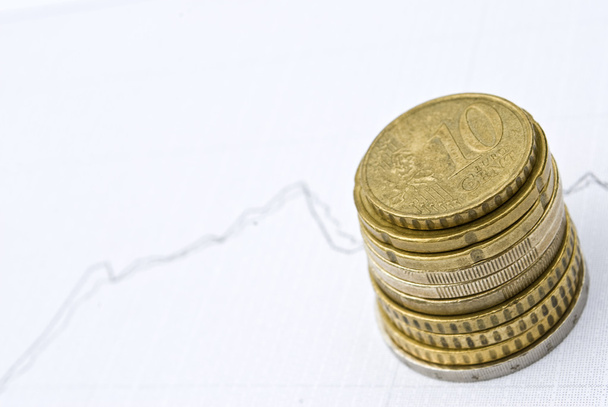 euromince a burzovní graf jako měnu výměnou koncept - Fotografie, Obrázek