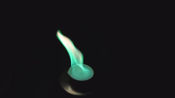 緑色の炎で銅とバリウムを燃やす。銅とバリウムの化学酸化 - 映像、動画