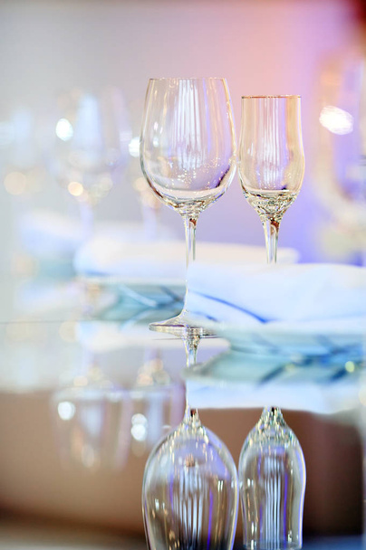 Bicchieri vuoti nel ristorante. Parte degli interni - Foto, immagini