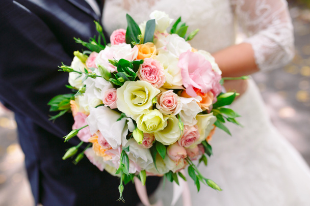 Wedding bouquet as a symbol of tenderness and beauty of the bride - Фото, зображення