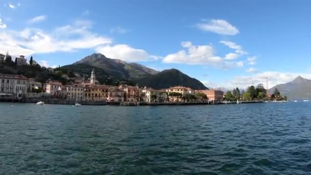 Hermosa escena del lago Como. Gran lago azul rodeado de verdes montañas. Italia, Lombardía, Europa
 - Metraje, vídeo