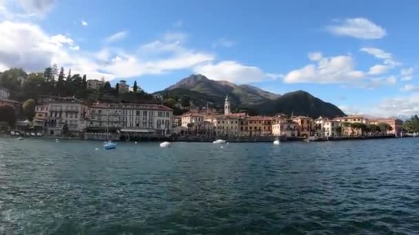 Hermosa escena del lago Como. Gran lago azul rodeado de verdes montañas. Italia, Lombardía, Europa
 - Metraje, vídeo