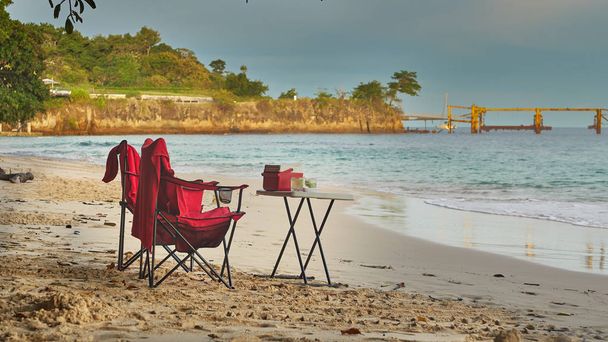         Sillas de playa y mesa con copa de cóctel en la playa de arena blanca Playa Cacique en la isla Contadora en el Océano Pacífico, archipiélago Las Perlas, Panamá
                                   - Foto, imagen