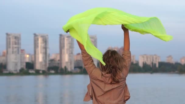 Mujer alegre saltando y agitando su pareo transparente en el gran lago al atardecer en slo-mo
 - Metraje, vídeo