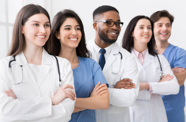 Une équipe diversifiée de médecins posant à l'hôpital en rang
 - Photo, image