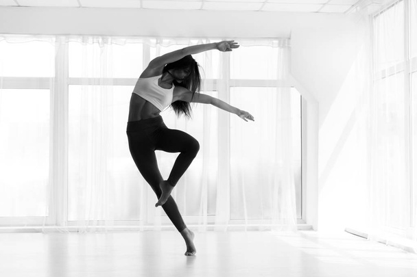 Young Woman Training Contemp In Modern Dance Studio. Black And W - Foto, Imagem
