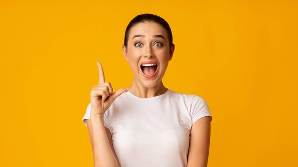 Millennial Girl Pointing Finger Up On Yellow Background - Valokuva, kuva