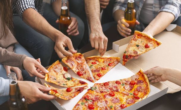 Grupo de amigos compartilhando pizza juntos na festa em casa
 - Foto, Imagem