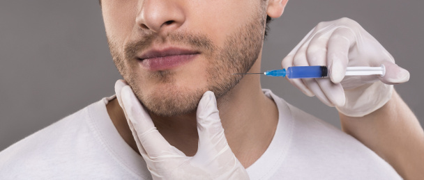 Jeune homme recevant une injection au visage
 - Photo, image