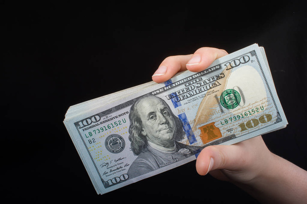 Amerikan Doları Beyaz arka plan üzerinde izole tutan el - Fotoğraf, Görsel