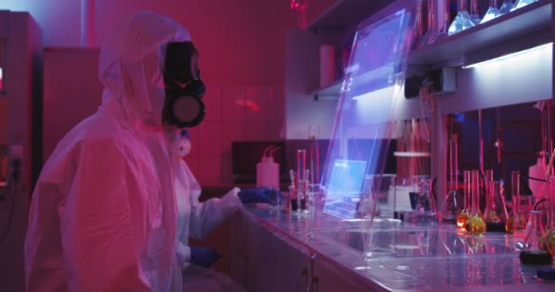 Wissenschaftler mit holographischer Darstellung - Filmmaterial, Video