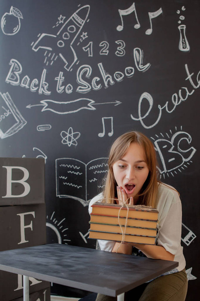 The student is against blackboard with "back to school" on backg - Fotoğraf, Görsel