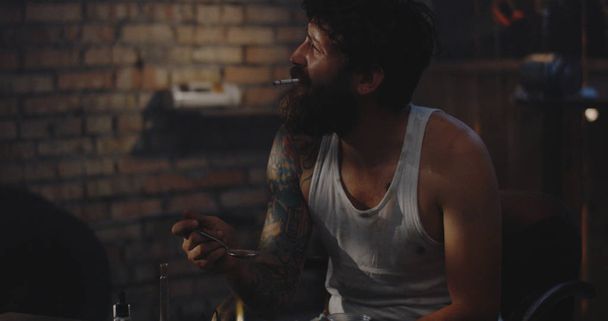 Homem droga de aquecimento em uma colher
 - Foto, Imagem