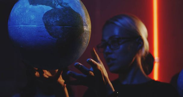 Fiatal tanár oktató csillagászat a bolygó modellek - Fotó, kép
