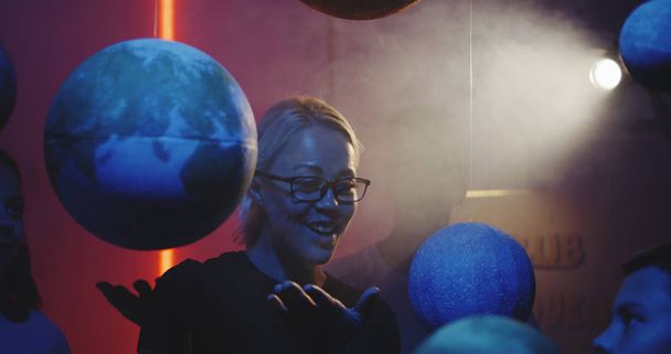 Jeune professeur enseignant l'astronomie avec des modèles de planète
 - Photo, image