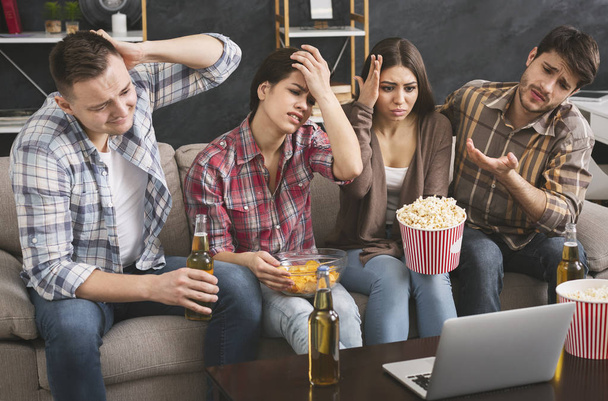 Déçu amis divers regarder match de football sur ordinateur portable à la maison
 - Photo, image